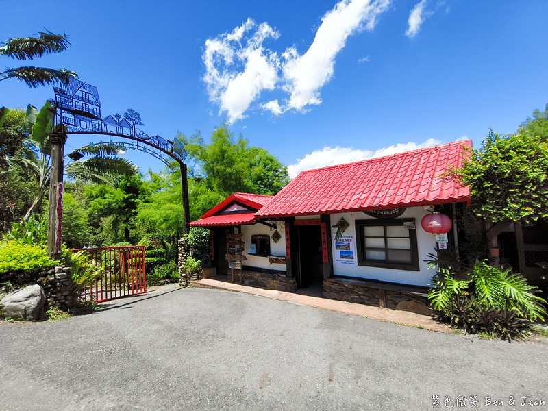 【香格里拉休閒農場】古早童玩有趣又好玩，檜木裝修自然香氛，夏日銀絨牡丹季正熱門 @紫色微笑 Ben Jean 饗樂生活
