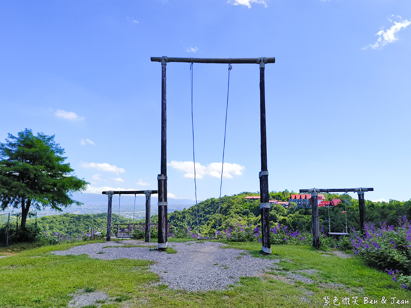 【香格里拉休閒農場】古早童玩有趣又好玩，檜木裝修自然香氛，夏日銀絨牡丹季正熱門 @紫色微笑 Ben Jean 饗樂生活
