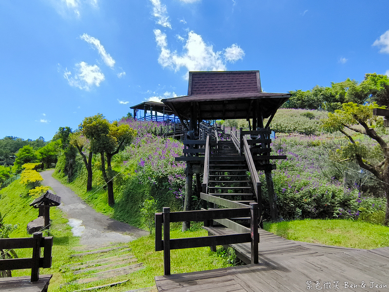 【香格里拉休閒農場】古早童玩有趣又好玩，檜木裝修自然香氛，夏日銀絨牡丹季正熱門 @紫色微笑 Ben Jean 饗樂生活