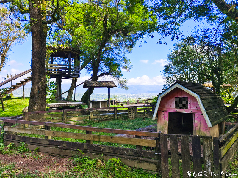 【香格里拉休閒農場】古早童玩有趣又好玩，檜木裝修自然香氛，夏日銀絨牡丹季正熱門 @紫色微笑 Ben Jean 饗樂生活