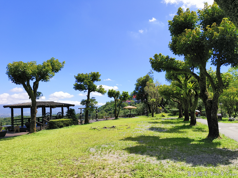【香格里拉休閒農場】古早童玩有趣又好玩，檜木裝修自然香氛，夏日銀絨牡丹季正熱門 @紫色微笑 Ben Jean 饗樂生活