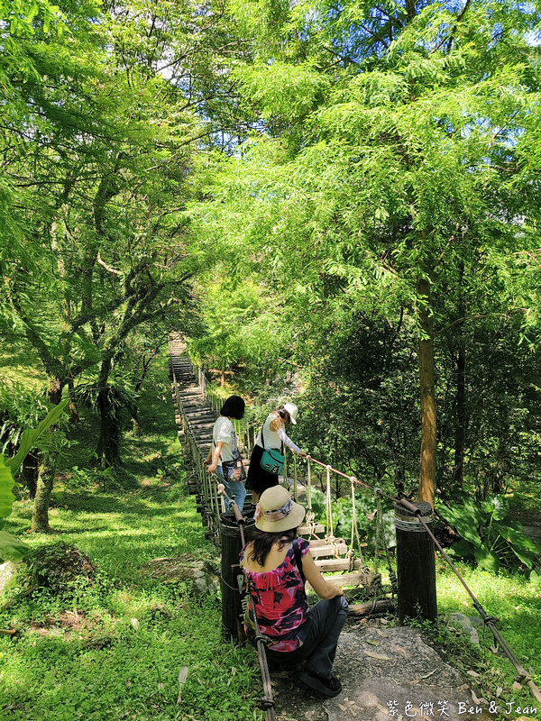 【香格里拉休閒農場】古早童玩有趣又好玩，檜木裝修自然香氛，夏日銀絨牡丹季正熱門 @紫色微笑 Ben Jean 饗樂生活
