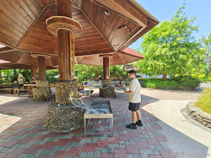 【香格里拉休閒農場】古早童玩有趣又好玩，檜木裝修自然香氛，夏日銀絨牡丹季正熱門 @紫色微笑 Ben Jean 饗樂生活