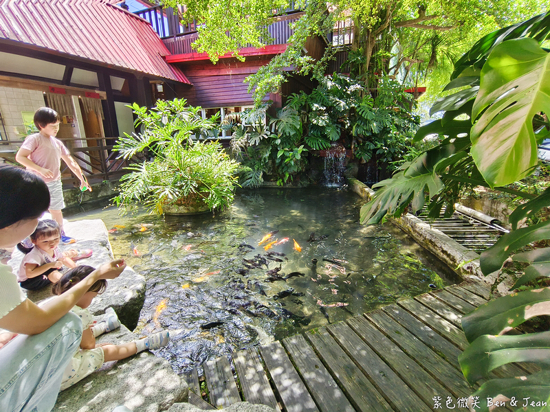 【香格里拉休閒農場】古早童玩有趣又好玩，檜木裝修自然香氛，夏日銀絨牡丹季正熱門 @紫色微笑 Ben Jean 饗樂生活