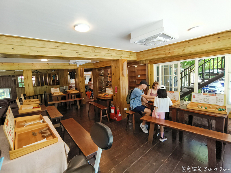 【香格里拉休閒農場】古早童玩有趣又好玩，檜木裝修自然香氛，夏日銀絨牡丹季正熱門 @紫色微笑 Ben Jean 饗樂生活