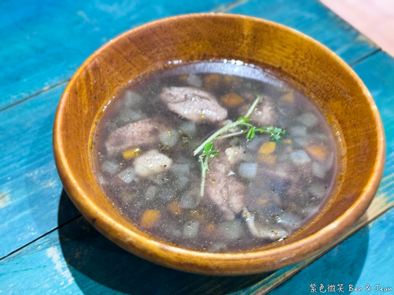 【喜浪鐵沐料理廚坊】宜蘭大學區美食道地原住民風味餐，必吃傳承鹹豬肉、吉拿夫與打那刺蔥燉雞肉，周五六原住民駐唱之夜！ @紫色微笑 Ben Jean 饗樂生活