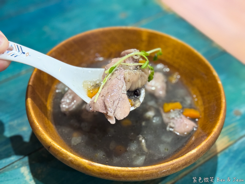 【喜浪鐵沐料理廚坊】宜蘭大學區美食道地原住民風味餐，必吃傳承鹹豬肉、吉拿夫與打那刺蔥燉雞肉，周五六原住民駐唱之夜！ @紫色微笑 Ben Jean 饗樂生活