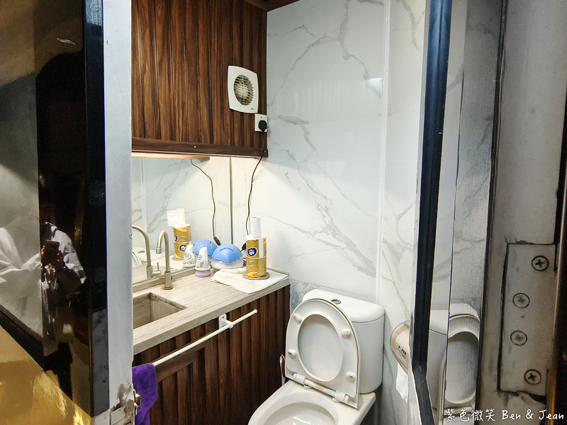 【香港維多利亞港夜遊】永安號. 張保仔(鴨靈號).豪華遊艇船票價格行程時間，幻彩詠香江、登船賞景好chill @紫色微笑 Ben Jean 饗樂生活