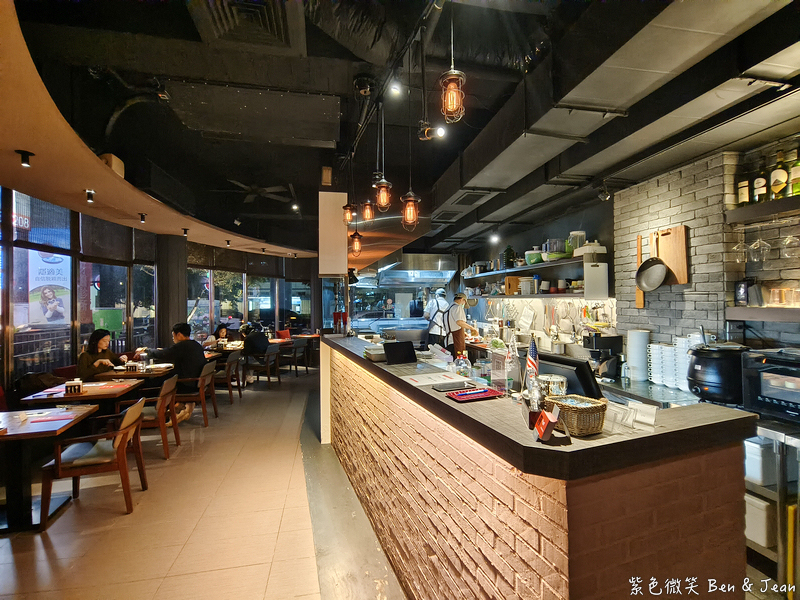 【亨利客原味炭烤牛排】信義區六張犁站美食推薦：中東牛肉包餅、紐約克牛排、伊比利豬通通必吃！ @紫色微笑 Ben Jean 饗樂生活