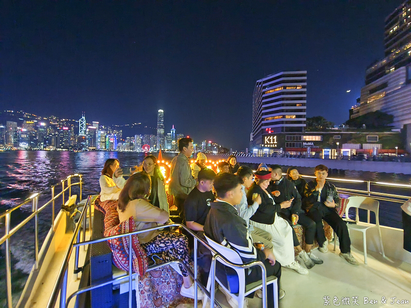 【香港維多利亞港夜遊】永安號. 張保仔(鴨靈號).豪華遊艇船票價格行程時間,幻彩詠香江、登船賞景好chill @紫色微笑 Ben Jean 饗樂生活 【香港維多利亞港夜遊】永安號. 張保仔(鴨靈號).豪華遊艇船票價格行程時間,幻彩詠香江、登船賞景好chill @紫色微笑 Ben Jean 饗樂生活