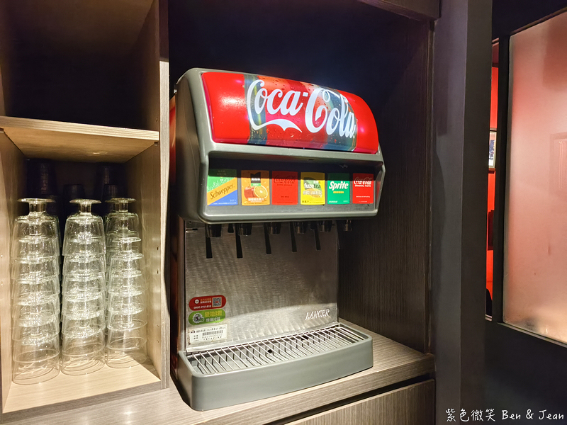 【亨利客原味炭烤牛排】信義區六張犁站美食推薦：中東牛肉包餅、紐約克牛排、伊比利豬通通必吃！ @紫色微笑 Ben Jean 饗樂生活