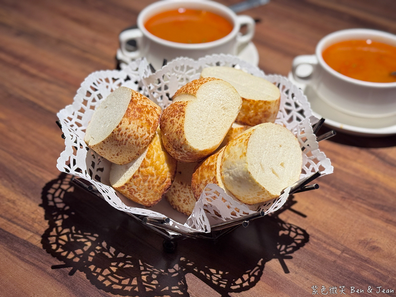 【亨利客原味炭烤牛排】信義區六張犁站美食推薦：中東牛肉包餅、紐約克牛排、伊比利豬通通必吃！ @紫色微笑 Ben Jean 饗樂生活