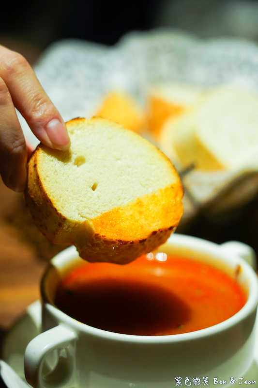 【亨利客原味炭烤牛排】信義區六張犁站美食推薦：中東牛肉包餅、紐約克牛排、伊比利豬通通必吃！ @紫色微笑 Ben Jean 饗樂生活
