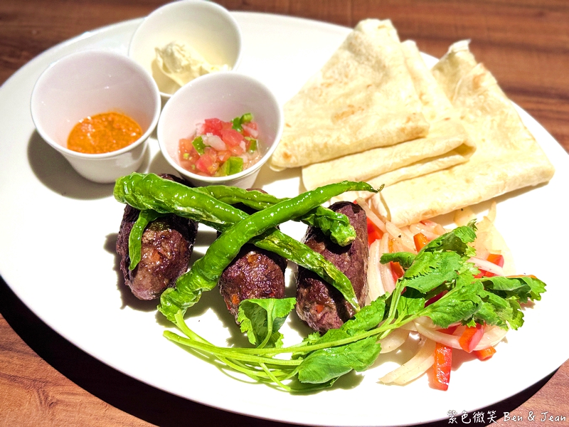 【亨利客原味炭烤牛排】信義區六張犁站美食推薦：中東牛肉包餅、紐約克牛排、伊比利豬通通必吃！ @紫色微笑 Ben Jean 饗樂生活