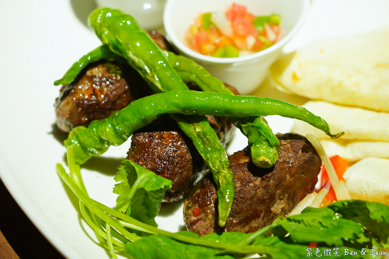 【亨利客原味炭烤牛排】信義區六張犁站美食推薦：中東牛肉包餅、紐約克牛排、伊比利豬通通必吃！ @紫色微笑 Ben Jean 饗樂生活