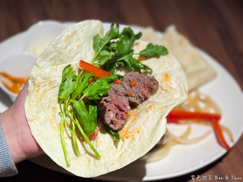 【亨利客原味炭烤牛排】信義區六張犁站美食推薦：中東牛肉包餅、紐約克牛排、伊比利豬通通必吃！ @紫色微笑 Ben Jean 饗樂生活