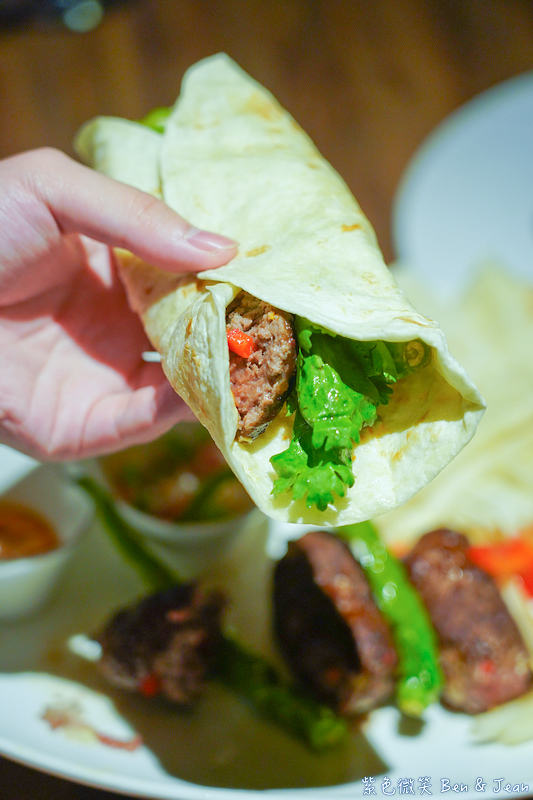 【亨利客原味炭烤牛排】信義區六張犁站美食推薦：中東牛肉包餅、紐約克牛排、伊比利豬通通必吃！ @紫色微笑 Ben Jean 饗樂生活