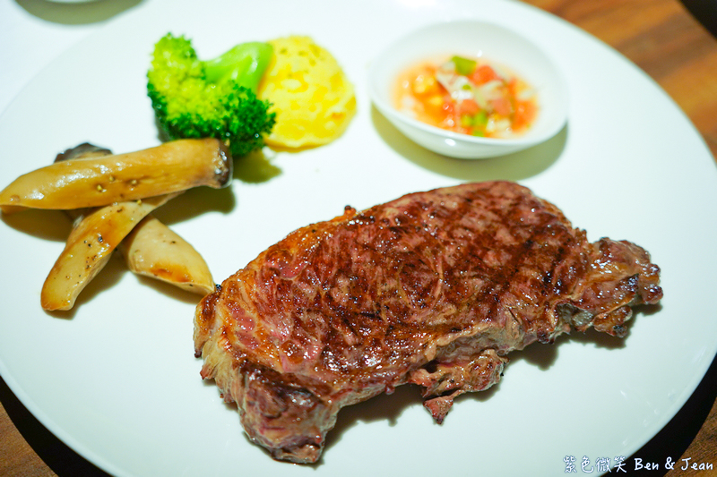 【亨利客原味炭烤牛排】信義區六張犁站美食推薦：中東牛肉包餅、紐約克牛排、伊比利豬通通必吃！ @紫色微笑 Ben Jean 饗樂生活