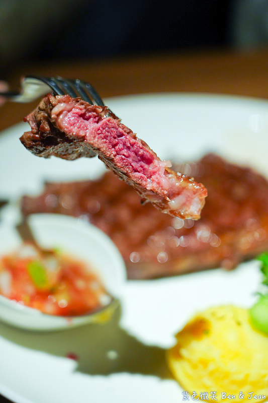 【亨利客原味炭烤牛排】信義區六張犁站美食推薦：中東牛肉包餅、紐約克牛排、伊比利豬通通必吃！ @紫色微笑 Ben Jean 饗樂生活