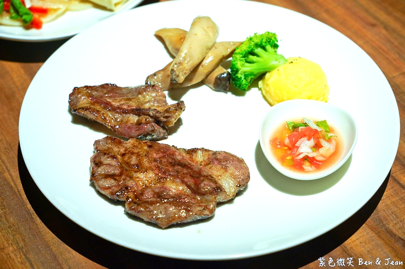 【亨利客原味炭烤牛排】信義區六張犁站美食推薦：中東牛肉包餅、紐約克牛排、伊比利豬通通必吃！ @紫色微笑 Ben Jean 饗樂生活