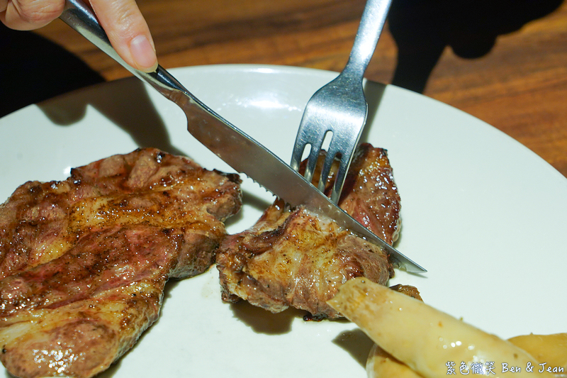 【亨利客原味炭烤牛排】信義區六張犁站美食推薦：中東牛肉包餅、紐約克牛排、伊比利豬通通必吃！ @紫色微笑 Ben Jean 饗樂生活