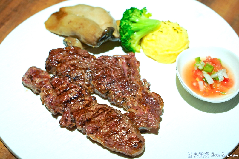 【亨利客原味炭烤牛排】信義區六張犁站美食推薦：中東牛肉包餅、紐約克牛排、伊比利豬通通必吃！ @紫色微笑 Ben Jean 饗樂生活