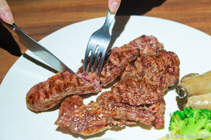 【亨利客原味炭烤牛排】信義區六張犁站美食推薦：中東牛肉包餅、紐約克牛排、伊比利豬通通必吃！ @紫色微笑 Ben Jean 饗樂生活