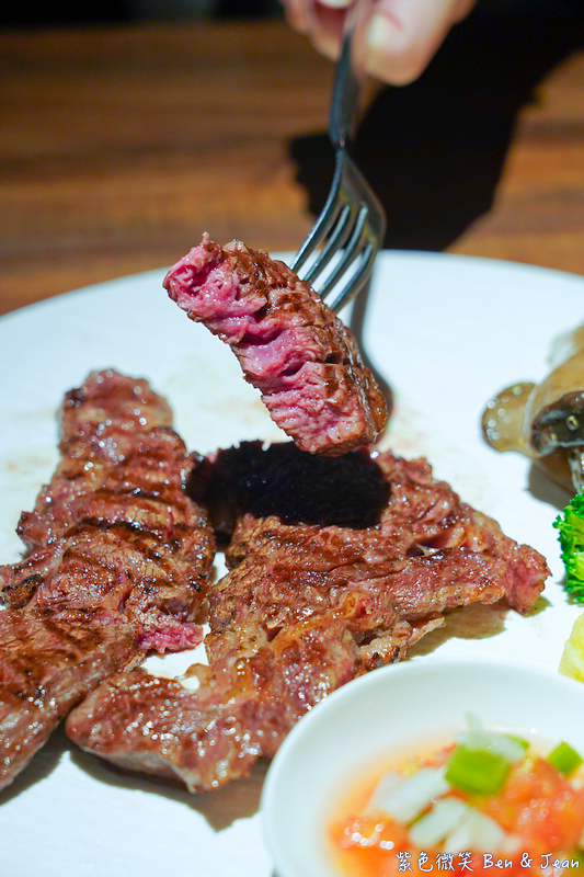 【亨利客原味炭烤牛排】信義區六張犁站美食推薦：中東牛肉包餅、紐約克牛排、伊比利豬通通必吃！ @紫色微笑 Ben Jean 饗樂生活