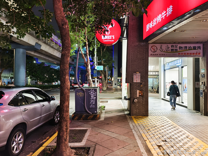 【亨利客原味炭烤牛排】信義區六張犁站美食推薦：中東牛肉包餅、紐約克牛排、伊比利豬通通必吃！ @紫色微笑 Ben Jean 饗樂生活