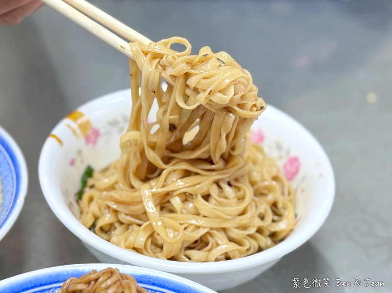 【宜蘭文昌炸醬麵|原聖母醫院中正南路】冬山義成路必吃古早味炸醬麵、乾拌麵、肉燥乾麵、油酥排骨麵、餛飩魚丸湯 @紫色微笑 Ben Jean 饗樂生活 【宜蘭文昌炸醬麵|原聖母醫院中正南路】冬山義成路必吃古早味炸醬麵、乾拌麵、肉燥乾麵、油酥排骨麵、餛飩魚丸湯 @紫色微笑 Ben Jean 饗樂生活