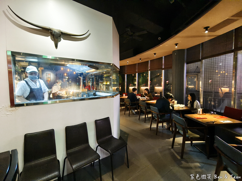 【亨利客原味炭烤牛排】信義區六張犁站美食推薦：中東牛肉包餅、紐約克牛排、伊比利豬通通必吃！ @紫色微笑 Ben Jean 饗樂生活