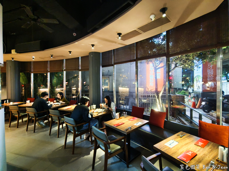 【亨利客原味炭烤牛排】信義區六張犁站美食推薦：中東牛肉包餅、紐約克牛排、伊比利豬通通必吃！ @紫色微笑 Ben Jean 饗樂生活