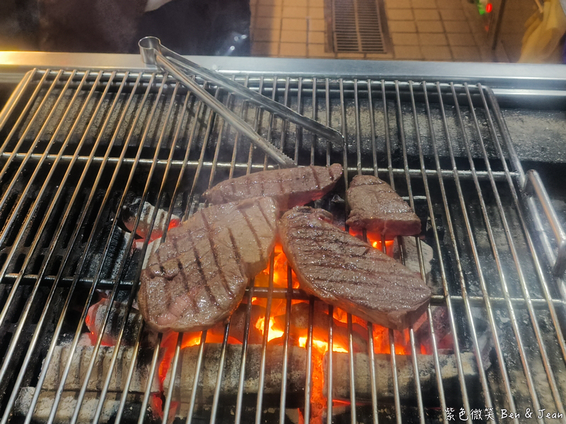 【亨利客原味炭烤牛排】信義區六張犁站美食推薦：中東牛肉包餅、紐約克牛排、伊比利豬通通必吃！ @紫色微笑 Ben Jean 饗樂生活