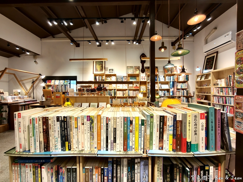 【森本屋】昔日舊書櫃重新出發,羅東林場裡隱藏版藝文二手書店,還有賣簡餐 @紫色微笑 Ben Jean 饗樂生活 【森本屋】昔日舊書櫃重新出發,羅東林場裡隱藏版藝文二手書店,還有賣簡餐 @紫色微笑 Ben Jean 饗樂生活