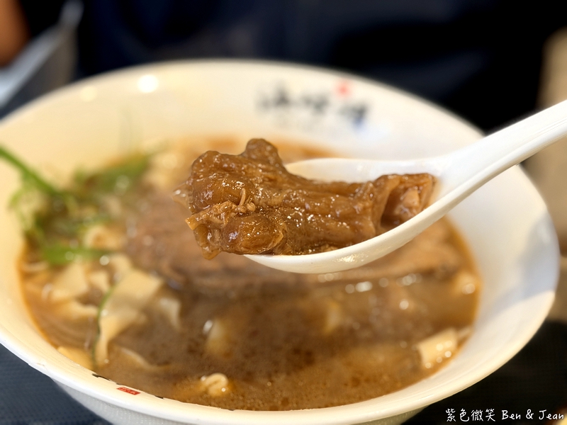 【海牛樓】只賣半筋半肉牛肉麵！湯濃肉大塊，獨創四重奏吃法超有趣 @紫色微笑 Ben Jean 饗樂生活