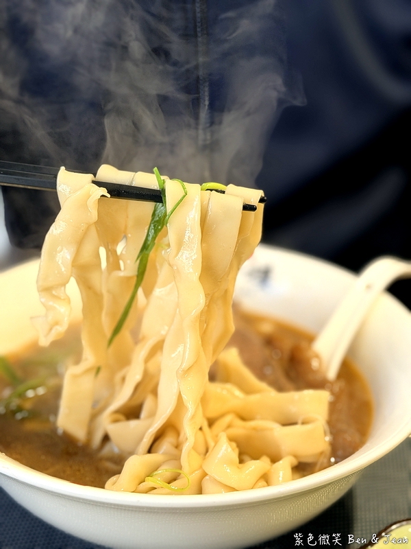 【海牛樓】只賣半筋半肉牛肉麵！湯濃肉大塊，獨創四重奏吃法超有趣 @紫色微笑 Ben Jean 饗樂生活