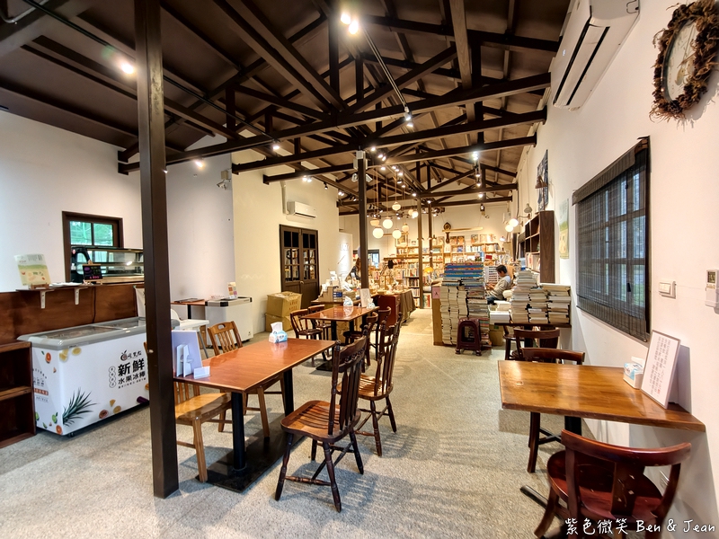 【森本屋】昔日舊書櫃重新出發,羅東林場裡隱藏版藝文二手書店,還有賣簡餐 @紫色微笑 Ben Jean 饗樂生活 【森本屋】昔日舊書櫃重新出發,羅東林場裡隱藏版藝文二手書店,還有賣簡餐 @紫色微笑 Ben Jean 饗樂生活