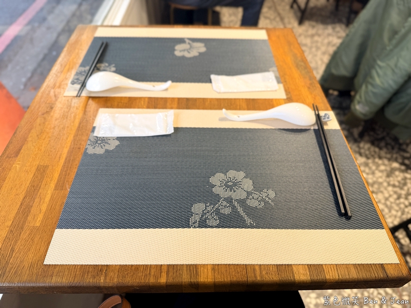 【海牛樓】只賣半筋半肉牛肉麵！湯濃肉大塊，獨創四重奏吃法超有趣 @紫色微笑 Ben Jean 饗樂生活