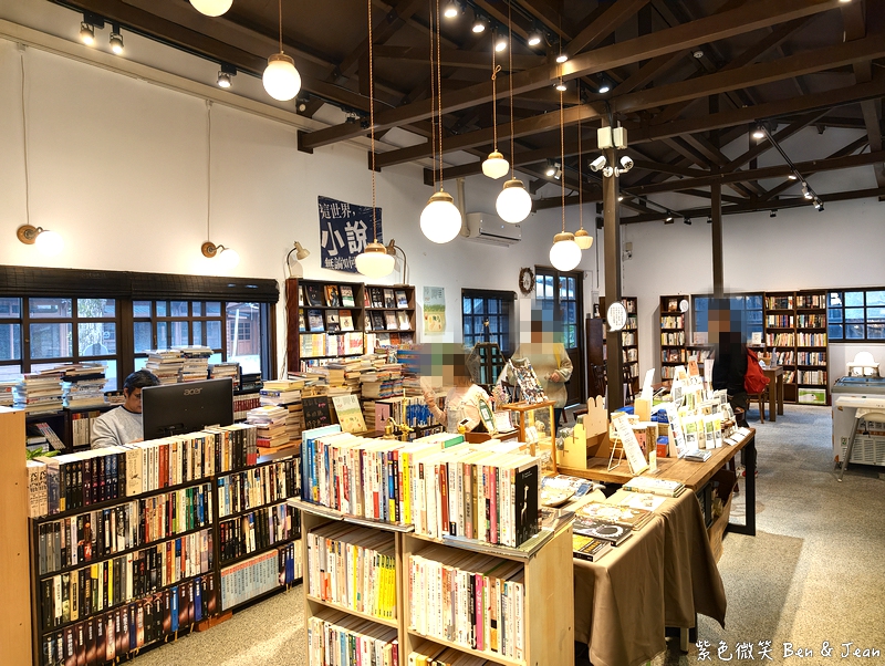【森本屋】昔日舊書櫃重新出發,羅東林場裡隱藏版藝文二手書店,還有賣簡餐 @紫色微笑 Ben Jean 饗樂生活 【森本屋】昔日舊書櫃重新出發,羅東林場裡隱藏版藝文二手書店,還有賣簡餐 @紫色微笑 Ben Jean 饗樂生活