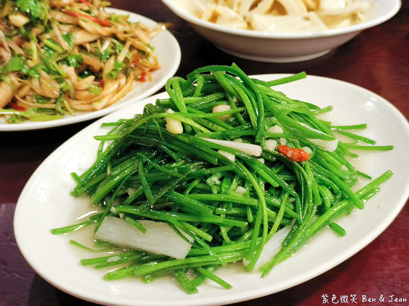 【番割田甕缸雞】雞皮脆肉鮮嫩多汁帶有柴燒香氣，國道五號蘇澳交流道下高人氣美食 @紫色微笑 Ben Jean 饗樂生活