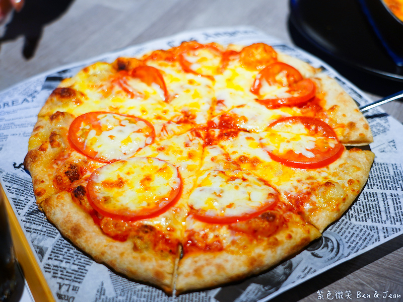OA PIZZA》烏石港旁美式餐廳，星巴客咖啡、吉姆老爹啤酒、麥田啤酒  海景步道戲水踏浪，OA HOTEL頭城外澳美食推薦 @紫色微笑 Ben Jean 饗樂生活