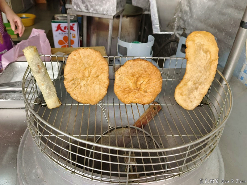 【兩相好35年老店】宜蘭市區古早味銅板價高麗菜包、蝦子地瓜餅-在地下午茶點心 @紫色微笑 Ben Jean 饗樂生活