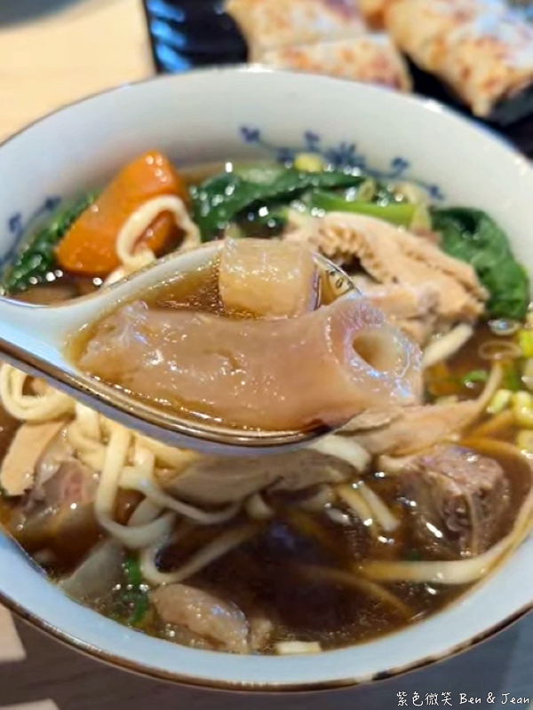 【蒔光牛肉麵】隱藏鄉間的咖啡館牛肉麵！老宅時光感，湯頭鮮甜牛肋軟爛 @紫色微笑 Ben Jean 饗樂生活
