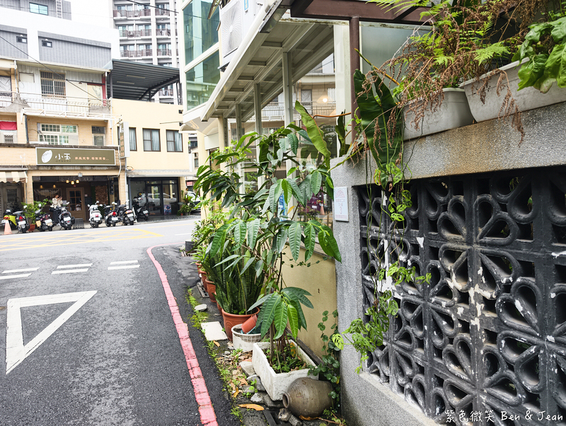 【橡子咖啡】隱藏在咖啡廳裡的異國小餐館，必嚐手撕羊膝三明治與專業咖啡，不收服務費 @紫色微笑 Ben Jean 饗樂生活