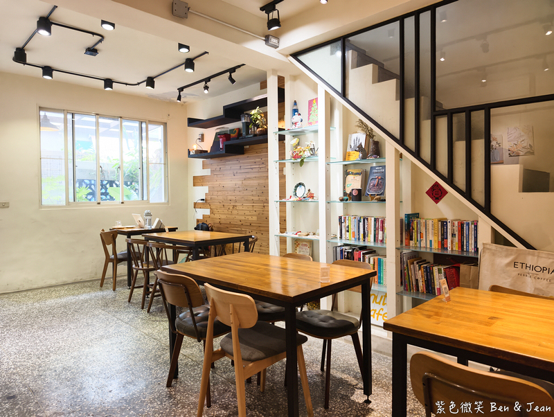 【橡子咖啡】隱藏在咖啡廳裡的異國小餐館，必嚐手撕羊膝三明治與專業咖啡，不收服務費 @紫色微笑 Ben Jean 饗樂生活