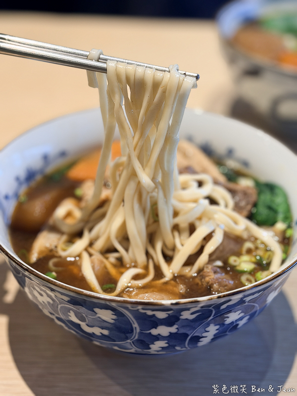 【蒔光牛肉麵】隱藏鄉間的咖啡館牛肉麵！老宅時光感，湯頭鮮甜牛肋軟爛 @紫色微笑 Ben Jean 饗樂生活