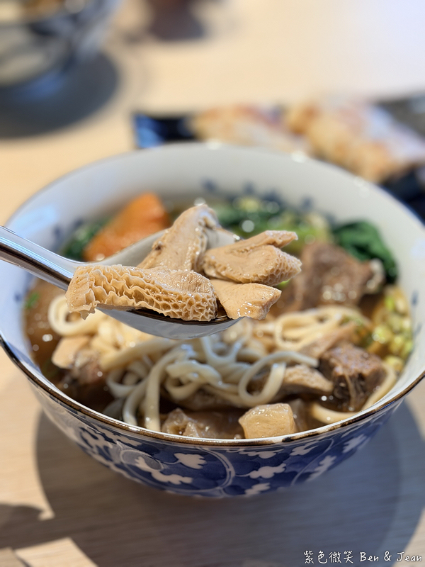 【蒔光牛肉麵】隱藏鄉間的咖啡館牛肉麵！老宅時光感，湯頭鮮甜牛肋軟爛 @紫色微笑 Ben Jean 饗樂生活