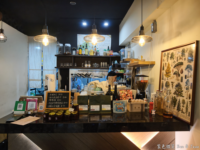 【橡子咖啡】隱藏在咖啡廳裡的異國小餐館，必嚐手撕羊膝三明治與專業咖啡，不收服務費 @紫色微笑 Ben Jean 饗樂生活