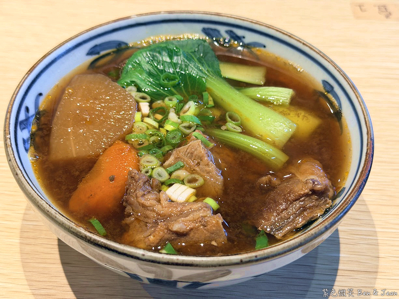 【蒔光牛肉麵】隱藏鄉間的咖啡館牛肉麵！老宅時光感，湯頭鮮甜牛肋軟爛 @紫色微笑 Ben Jean 饗樂生活