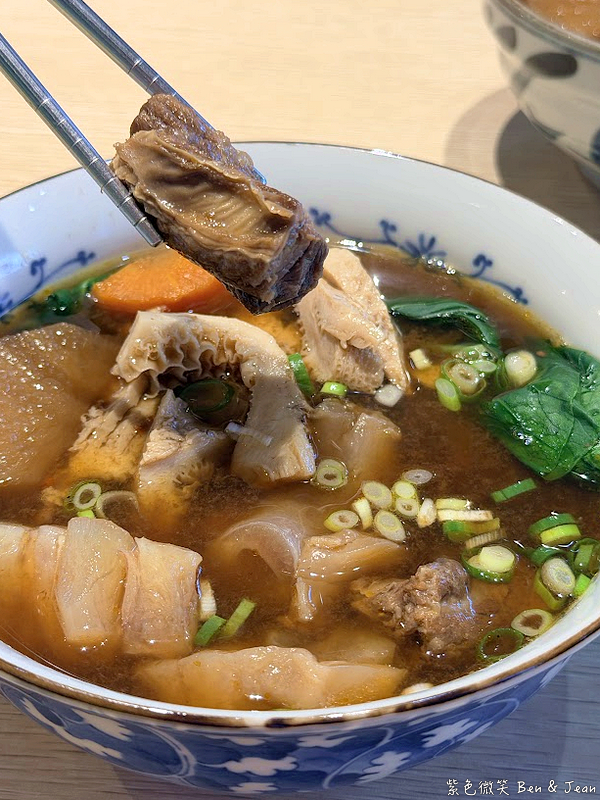 【蒔光牛肉麵】隱藏鄉間的咖啡館牛肉麵！老宅時光感，湯頭鮮甜牛肋軟爛 @紫色微笑 Ben Jean 饗樂生活